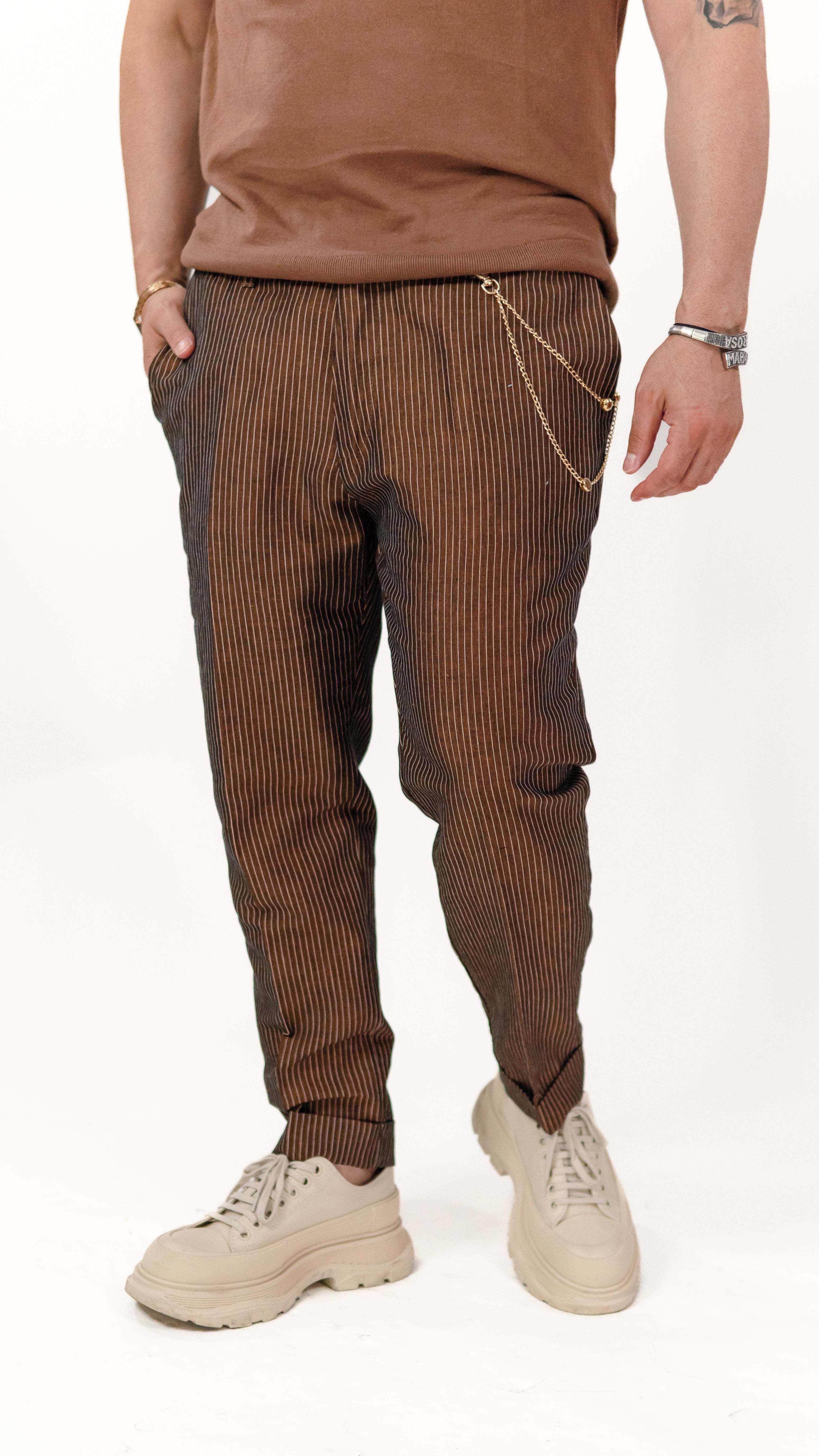 Pantaloni barbati maro cu lant auriu